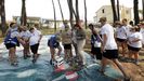 Los voluntarios de Amicos limpian la playa de A Corna