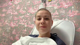 Natalia P�laez durante uno de los ciclos de quimioterapia a los que ha tenido que someterse.