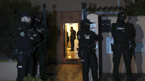 La Policía Nacional, en el domicilio de la pareja en la Línea, donde se produjo el último crimen machista de enero