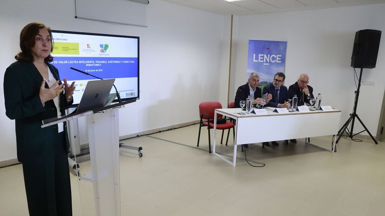 Carmen Lence, a la izquierda, en un acto del proyecto SmarTZ4milk celebrado en las instalaciones de Leche Río este mes.