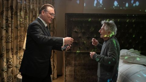 Roman Polanski (a la derecha) da indicaciones al actor Oliver Masucci durante el rodaje del filme The Palace.