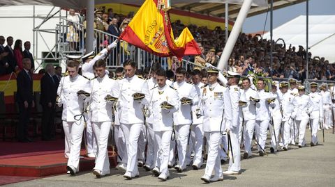 Los nuevos oficiales desfilan por última vez en la Escuela Naval