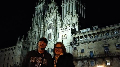 Antonio y Ana aprovecharon su estancia en Santiago, entre otras cosas, para acercarse a la delegación de La Voz de Galicia y para hacerse la pertinente foto frente a la fachada de la rejuvenecida catedral