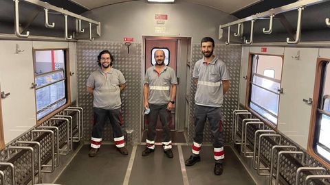 Operarios de Comboios de Portugal que trabajaron en el acondicionamiento de coches ferroviarios para transportar bicis

