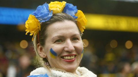 Una mujer, tocada con una diadema con los colores de la bandera ucraniana, durante un partido de fútbol disputado en abril en Alemania