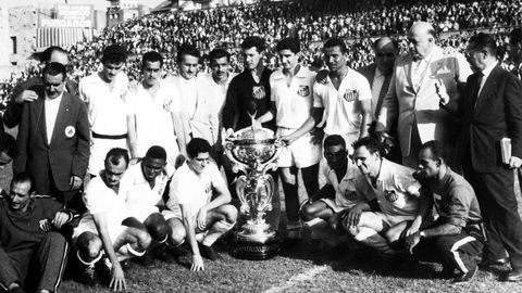 El Santos, en el que formaba un joven Pelé, celebrando su triunfo sobre el Botafogo en la final del Teresa Herrera de 1959