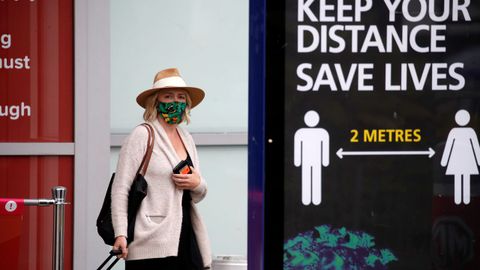 Una mujer llega al aeropuerto de Birmingham, en el Reino Unido