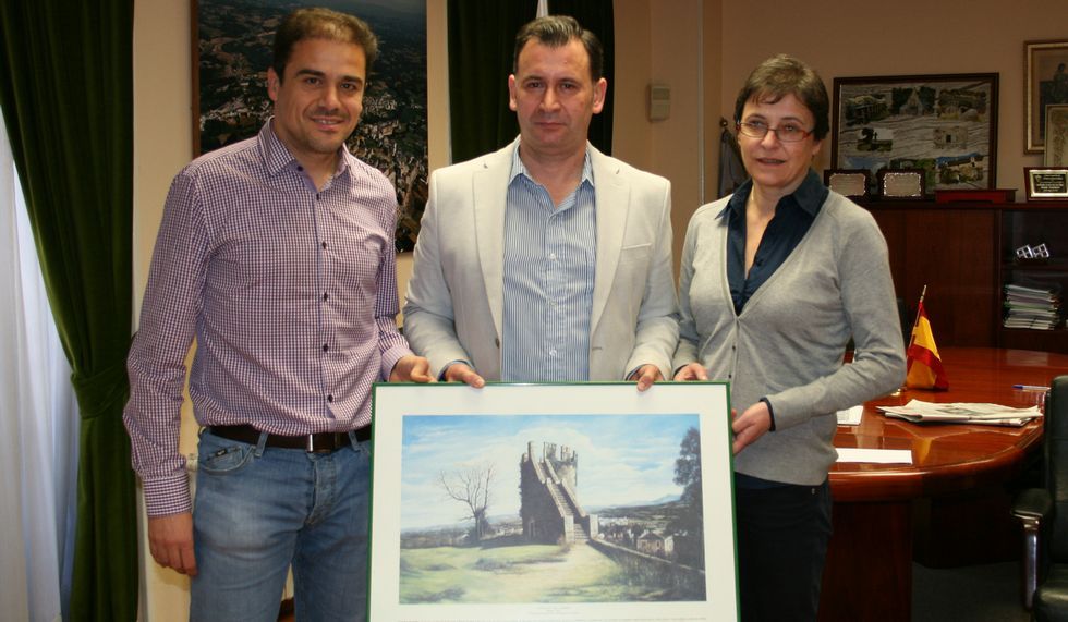 El alcalde y los ediles de Cultura con una imagen del castillo.