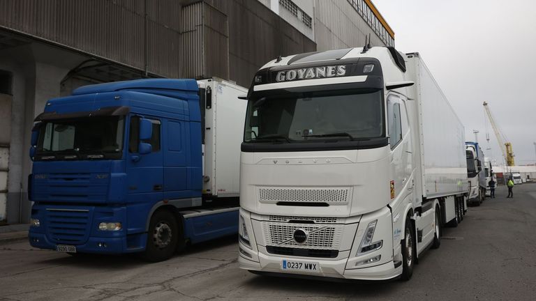 Desbloqueados los tres camiones de pescado de un armador coruñés al que ponían trabas para sacarlo del puerto