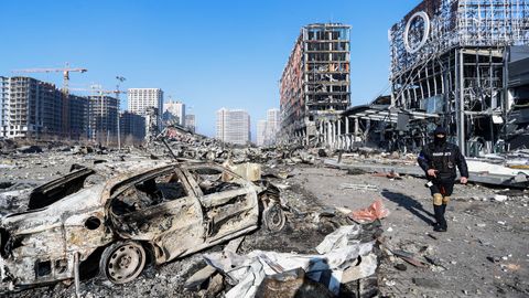Un bombardeo ruso ha dejado al menos seis muertos en un centro comercial arrasado en el distrito de Podilskyi de Kiev. 