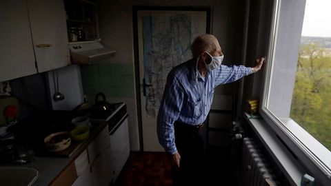 Un superviviente del Holocausto, de 90 años, usa la mascarilla en Praga