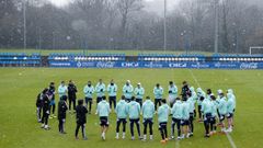 La plantilla del Real Oviedo guarda un minuto de silencio en El Requexn