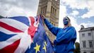 Una manifestante en contra del «brexit» sostiene las banderas de Reino Unido y de la UE en el centro de Londres.