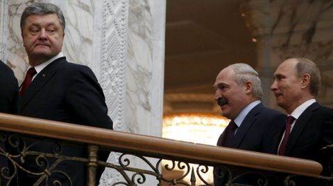 El presidente de Ucrania, Petro Poroshenko, mira de reojo a Vladimir Putin y a Alexander Lukashenko.