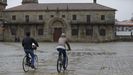 Dos ciclistas circulan por la zona monumental de Santiago