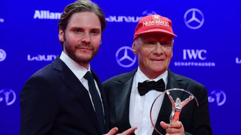 El actor Daniel Brhl y el expiloto Niki Lauda, premio de honor.