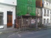 La valla del edifico de A Ribeira obliga a los peatones a invadir la carretera