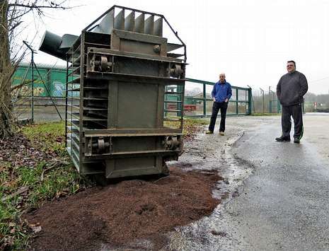 El aparato cay� muy cerca de la valla que cierra el recinto de la factor�a cementera.