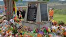 Flores en recuerdo de los 215 niños cuyos cadáveres fueron hallados en tumbas sin identificar junto al internado para indígenas de Kamloops
