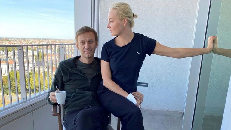 Alexéi Navalni divulgó este lunes una nueva foto con su esposa en el hospital Charité, de Berlín