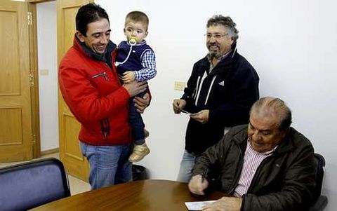 El alcalde de O Bolo, Manuel Corzo, firmando un cheque beb esta misma semana.