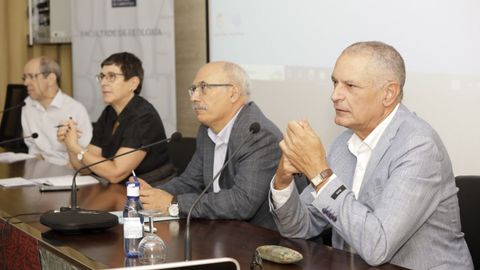 Emilio Nieto Ballester (á dereita), profesor de Filoloxía Clásica na Universidad Autónoma de Madrid, na mesa do Congreso Internacional de Toponimia no Camiño de Santiago, con outros poñentes.
