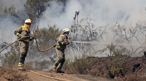 Una brigada forestal de Samos particip el viernes por la maana en el trabajo de extincin de este incendio