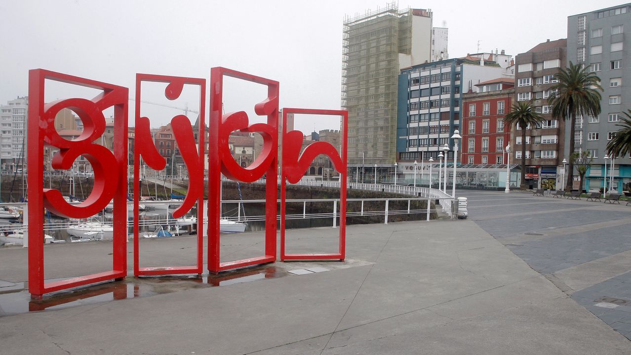 El salto de Yago Lamela que se convirti� en historia del deporte.Aspecto que presenta el jueves santo el puerto deportivo de Gij�n durante el estado de alarma por la pandemia 