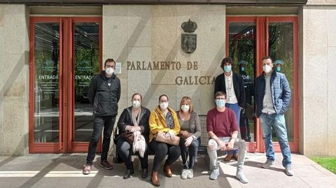 Los profesores del conservatorio de Monforte, a la entrada del Parlamento de Galicia