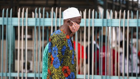 Un hombre protegido con mascarilla en Lagos, Nigeria