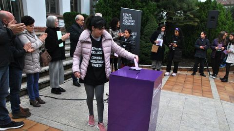 Una urna instalada junto a la entrada principal del Ayuntamiento de Monforte está abierta para que los vecinos que quieran dejen sus mensajes contra la violencia que sufren las mujeres