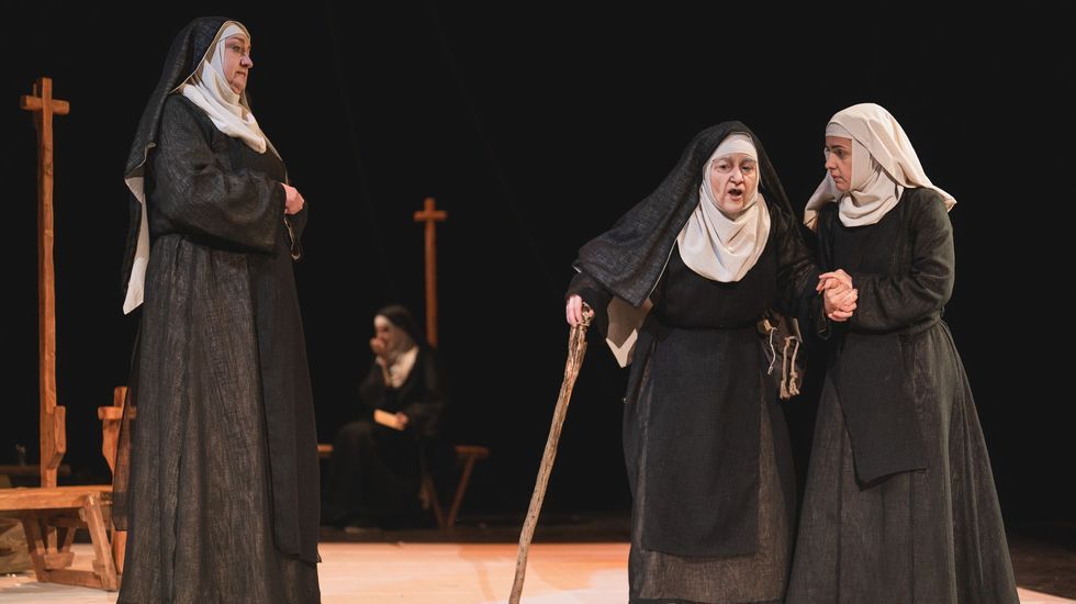 A representaci&oacute;n correr&aacute; a cargo de Ibuprofeno Teatro.Rebeca Montero, no centro, no seu papel de sor Elvira