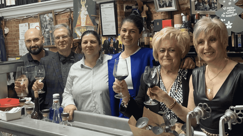 Los responsables de que La Copita Asturiana siga funcionando a pleno rendimiento.��En la fotograf�a, de izquierda a derecha, aparecen Manuel, sobrino de Jos� Mar�a y Olga; Jos� Mar�a; Cocolina y Daniela, empleadas del establecimiento; Mar�a, fundadora del restaurante; y Olga, la segunda generaci�n del negocio familiar.