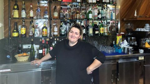 Elena Vázquez, tras la barra del restaurante del hotel Las Vegas, que reabrió sus puertas este mes