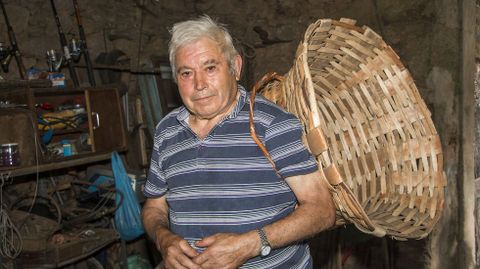 Avelino Garca cun culeiro ou cesto para as vendimas, tpico da Ribeira Sacra. Este modelo foi o que o artesann fabricou mis veces durante a sa vida