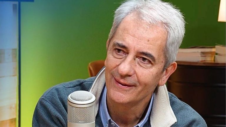 Manolo Lama durante su entrevista con el periodista coruñés Álex Fidalgo.