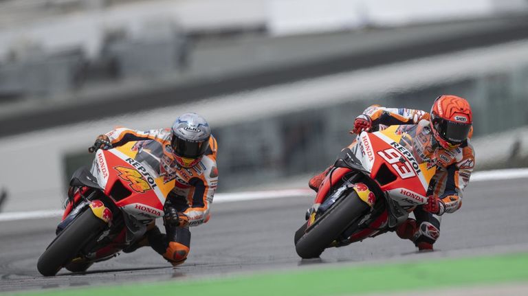 Pol Espargaró y Marc Márquez, durante el gran premio disputado en Portugal.