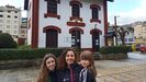 Celtia Traviesas con sus hijas, delante del edificio que hoy es la Oficina de Turismo y fue la casa de la estación donde nació su padre y fue jefe su bisabuelo
