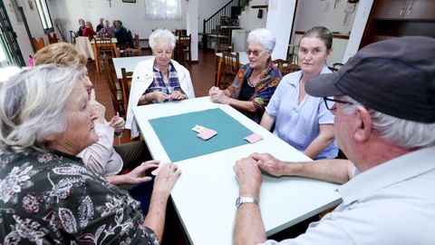 Personas mayores jugando a las cartas en el Fogar do Pensionista de Corme (Ponteceso)