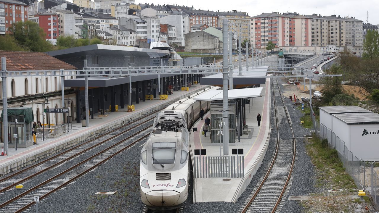 Llegada a la estaci�n de tren de Lugo del Alvia procedente de Madrid.