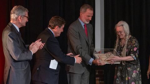 Sharon Olds recibe el premio Joan Margarit de manos del rey Felipe VI.