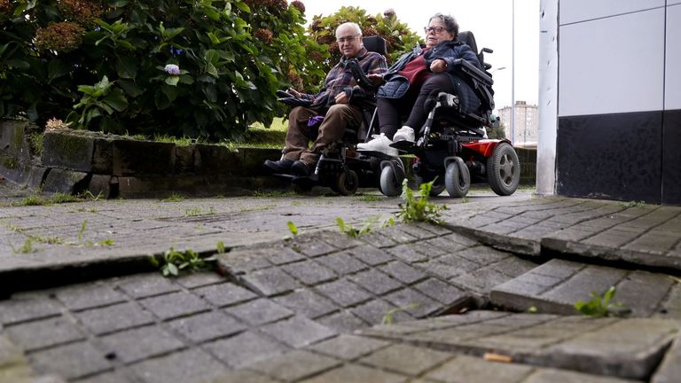 Vivir en Caranza en silla de ruedas: «Tenemos que ir por la carretera»
