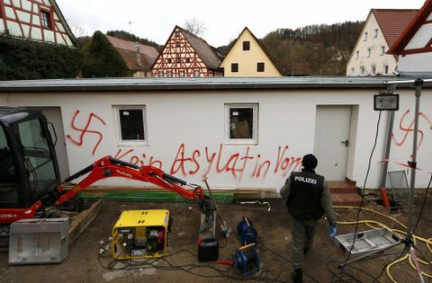 Los agresores dejaron esvsticas pintadas en las paredes del albergue atacado. 