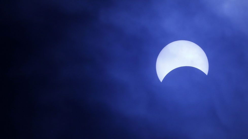 Imagen del eclipse desde una playa de Indonesia. 