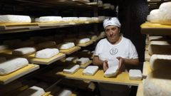 Chelo López, trabajando en la quesería que montó en O Páramo con su marido.