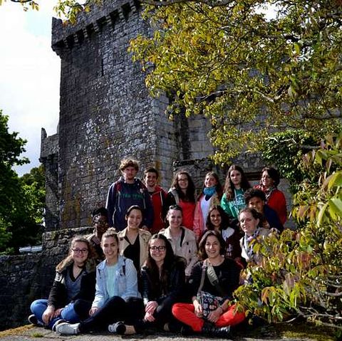 El grupo francfono, durante su visita al castillo de Vimianzo.