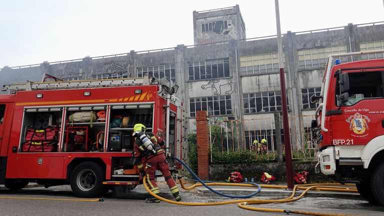 Un aparatoso incendio desata la alarma en la antigua fábrica de porcelana del Grupo de Empresas Álvarez en Vigo