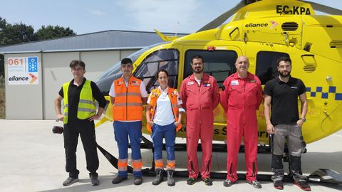 De izquierda a derecha. Mateo Santos, mecánico; José María Rey, médico; Viviane Ferreira, enfermera; Xabi Monerris, piloto; Ciro Muñoz, copiloto; Adrián Adá, mecánico