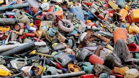 Un trabajador descansa sobre un montn de material reciclable en en Peshawar, Pakistn