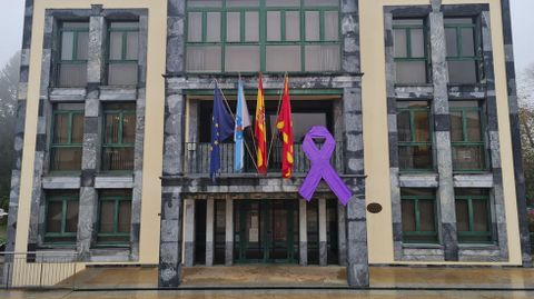 La casa consistorial de O Incio luci este 25-N un gran lazo violeta en recuerdo de las mujeres vctimas de violencia machista